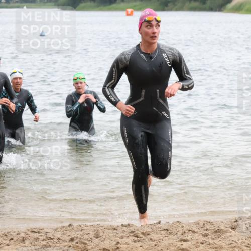 21.06.2025 - 27. Vierlanden-Triathlon Lena Gebhardt http://msf.ph/oto/8041289 15.06.2025 13:06:48 Schwimmen 1167, 1175, 1191, 1205, 1210, 1215, 1217 meine-sportfotos.de