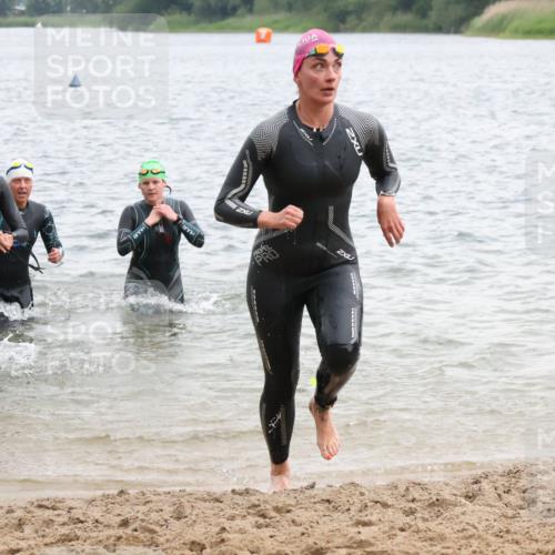 21.06.2025 - 27. Vierlanden-Triathlon Lena Gebhardt http://msf.ph/oto/8041290 15.06.2025 13:06:48 Schwimmen 1167, 1175, 1191, 1205, 1210, 1215, 1217 meine-sportfotos.de