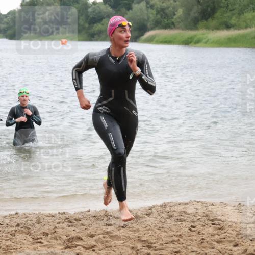 21.06.2025 - 27. Vierlanden-Triathlon Lena Gebhardt http://msf.ph/oto/8041294 15.06.2025 13:06:49 Schwimmen 1167, 1175, 1191, 1205, 1210, 1215, 1217 meine-sportfotos.de