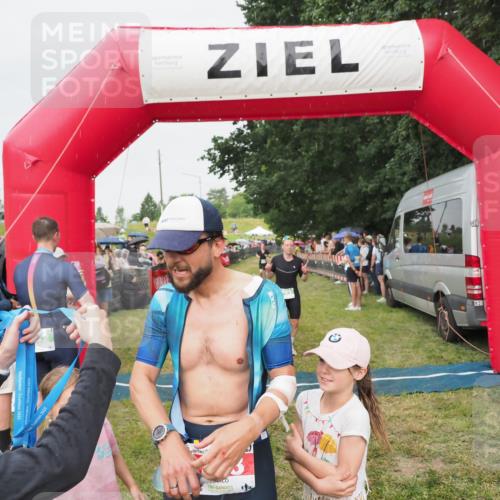 21.06.2025 - 27. Vierlanden-Triathlon MichiJ http://msf.ph/oto/8041295 15.06.2026 13:28:30 Ziel 113, 670, 733, 751, 828, 1062, 1063, 1064 meine-sportfotos.de