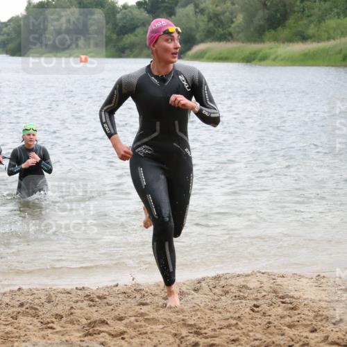 21.06.2025 - 27. Vierlanden-Triathlon Lena Gebhardt http://msf.ph/oto/8041297 15.06.2025 13:06:49 Schwimmen 1167, 1175, 1191, 1205, 1210, 1215, 1217 meine-sportfotos.de