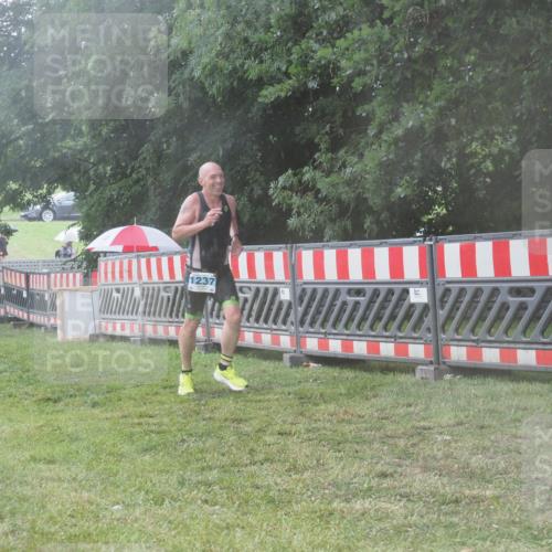 21.06.2025 - 27. Vierlanden-Triathlon KatJ http://msf.ph/oto/8041300 15.06.2025 14:31:42 Ziel 1237 meine-sportfotos.de