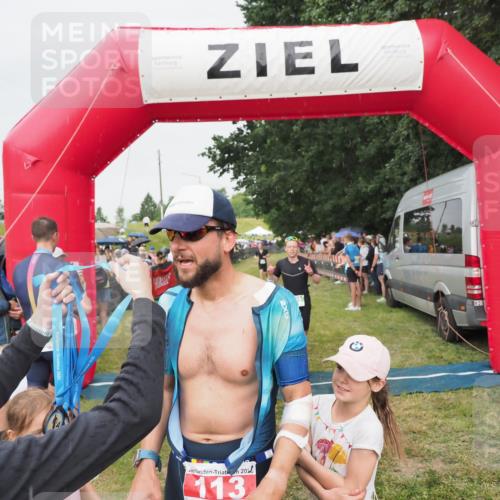 21.06.2025 - 27. Vierlanden-Triathlon MichiJ http://msf.ph/oto/8041301 15.06.2026 13:28:30 Ziel 113, 670, 733, 751, 828, 1062, 1063, 1064 meine-sportfotos.de