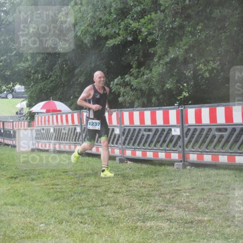 21.06.2025 - 27. Vierlanden-Triathlon KatJ http://msf.ph/oto/8041303 15.06.2025 14:31:42 Ziel 1237 meine-sportfotos.de