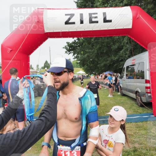 21.06.2025 - 27. Vierlanden-Triathlon MichiJ http://msf.ph/oto/8041304 15.06.2026 13:28:30 Ziel 113, 670, 733, 751, 828, 1062, 1063, 1064 meine-sportfotos.de