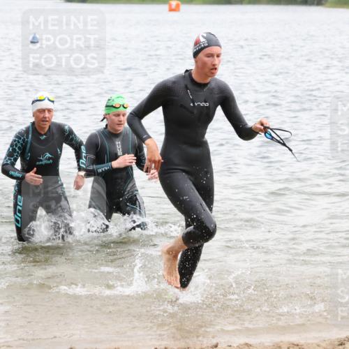 21.06.2025 - 27. Vierlanden-Triathlon Lena Gebhardt http://msf.ph/oto/8041305 15.06.2025 13:06:50 Schwimmen 1166, 1167, 1175, 1191, 1200, 1205, 1210, 1215, 1217 meine-sportfotos.de