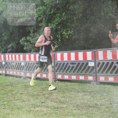 21.06.2025 - 27. Vierlanden-Triathlon KatJ http://msf.ph/oto/8041309 15.06.2025 14:31:42 Ziel 1237 meine-sportfotos.de