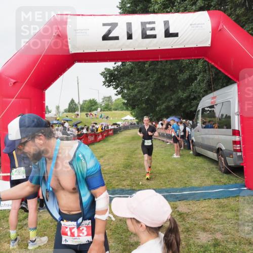 21.06.2025 - 27. Vierlanden-Triathlon MichiJ http://msf.ph/oto/8041311 15.06.2026 13:28:33 Ziel 113, 670, 751 meine-sportfotos.de