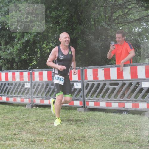 21.06.2025 - 27. Vierlanden-Triathlon KatJ http://msf.ph/oto/8041312 15.06.2025 14:31:43 Ziel 1237 meine-sportfotos.de