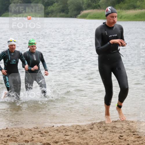 21.06.2025 - 27. Vierlanden-Triathlon Lena Gebhardt http://msf.ph/oto/8041319 15.06.2025 13:06:51 Schwimmen 1166, 1167, 1175, 1191, 1200, 1205, 1210, 1215, 1217 meine-sportfotos.de