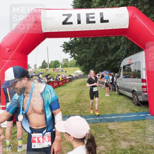 21.06.2025 - 27. Vierlanden-Triathlon MichiJ http://msf.ph/oto/8041320 15.06.2026 13:28:34 Ziel 113, 670, 751 meine-sportfotos.de