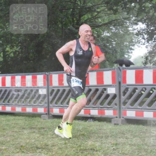 21.06.2025 - 27. Vierlanden-Triathlon KatJ http://msf.ph/oto/8041321 15.06.2025 14:31:43 Ziel 1237 meine-sportfotos.de