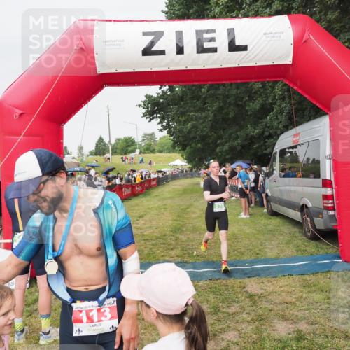 21.06.2025 - 27. Vierlanden-Triathlon MichiJ http://msf.ph/oto/8041323 15.06.2026 13:28:34 Ziel 113, 670, 751 meine-sportfotos.de