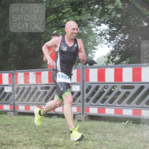 21.06.2025 - 27. Vierlanden-Triathlon KatJ http://msf.ph/oto/8041324 15.06.2025 14:31:43 Ziel 1237 meine-sportfotos.de