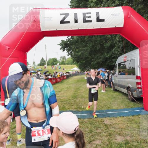 21.06.2025 - 27. Vierlanden-Triathlon MichiJ http://msf.ph/oto/8041326 15.06.2026 13:28:34 Ziel 113, 670, 751 meine-sportfotos.de