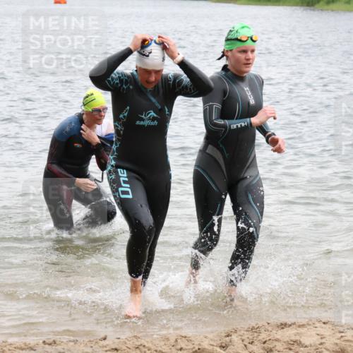 21.06.2025 - 27. Vierlanden-Triathlon Lena Gebhardt http://msf.ph/oto/8041327 15.06.2025 13:06:53 Schwimmen 1166, 1167, 1191, 1200, 1205, 1210, 1215, 1217 meine-sportfotos.de