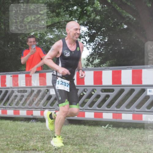 21.06.2025 - 27. Vierlanden-Triathlon KatJ http://msf.ph/oto/8041328 15.06.2025 14:31:44 Ziel 1237 meine-sportfotos.de