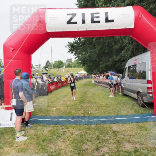 21.06.2025 - 27. Vierlanden-Triathlon MichiJ http://msf.ph/oto/8041344 15.06.2026 13:29:01 Ziel 706 meine-sportfotos.de