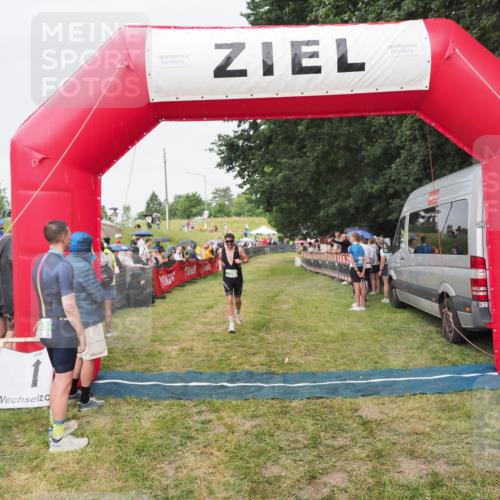21.06.2025 - 27. Vierlanden-Triathlon MichiJ http://msf.ph/oto/8041354 15.06.2026 13:29:01 Ziel 706 meine-sportfotos.de