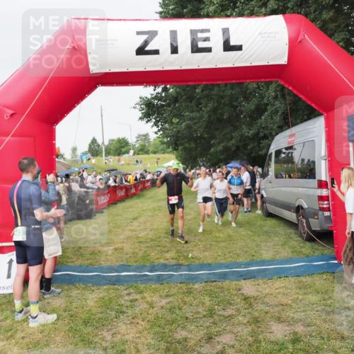 21.06.2025 - 27. Vierlanden-Triathlon MichiJ http://msf.ph/oto/8041360 15.06.2026 13:29:17 Ziel 9, 952 meine-sportfotos.de