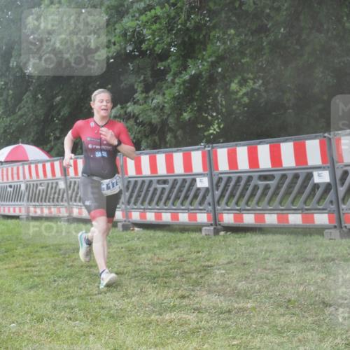 21.06.2025 - 27. Vierlanden-Triathlon KatJ http://msf.ph/oto/8041362 15.06.2025 14:32:44 Ziel 71, 1179 meine-sportfotos.de