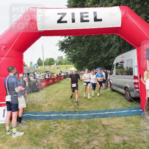 21.06.2025 - 27. Vierlanden-Triathlon MichiJ http://msf.ph/oto/8041363 15.06.2026 13:29:17 Ziel 9, 952 meine-sportfotos.de