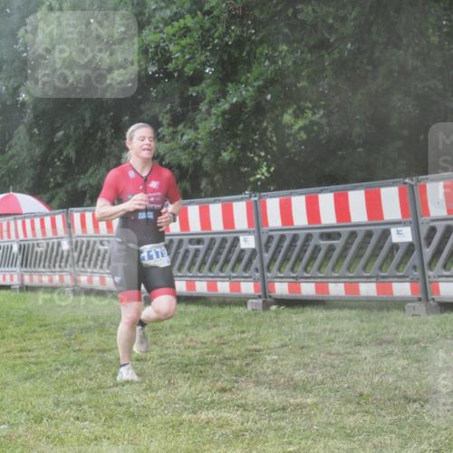 21.06.2025 - 27. Vierlanden-Triathlon KatJ http://msf.ph/oto/8041365 15.06.2025 14:32:44 Ziel 71, 1179 meine-sportfotos.de