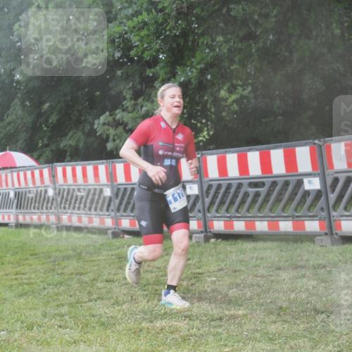 21.06.2025 - 27. Vierlanden-Triathlon KatJ http://msf.ph/oto/8041371 15.06.2025 14:32:44 Ziel 71, 1179 meine-sportfotos.de