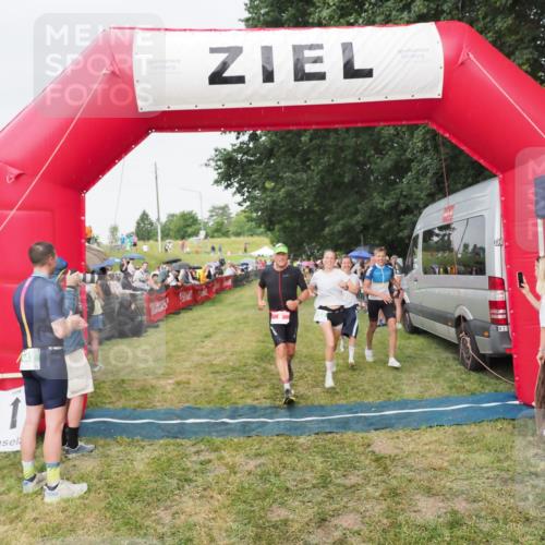 21.06.2025 - 27. Vierlanden-Triathlon MichiJ http://msf.ph/oto/8041372 15.06.2026 13:29:18 Ziel 9, 952 meine-sportfotos.de