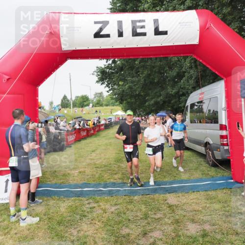 21.06.2025 - 27. Vierlanden-Triathlon MichiJ http://msf.ph/oto/8041380 15.06.2026 13:29:18 Ziel 9, 952 meine-sportfotos.de