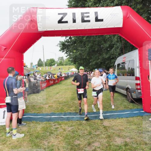 21.06.2025 - 27. Vierlanden-Triathlon MichiJ http://msf.ph/oto/8041383 15.06.2026 13:29:18 Ziel 9, 952 meine-sportfotos.de
