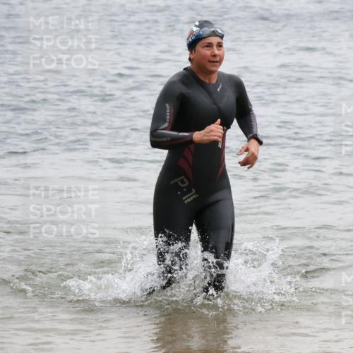 21.06.2025 - 27. Vierlanden-Triathlon Lena Gebhardt http://msf.ph/oto/8041388 15.06.2025 13:07:08 Schwimmen 1166, 1200, 1218 meine-sportfotos.de