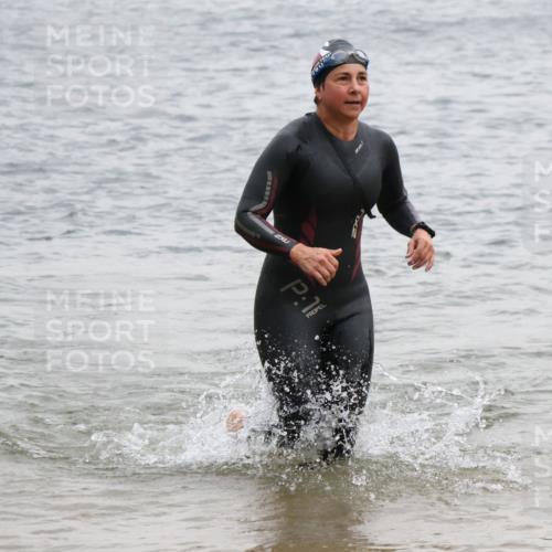 21.06.2025 - 27. Vierlanden-Triathlon Lena Gebhardt http://msf.ph/oto/8041390 15.06.2025 13:07:08 Schwimmen 1166, 1200, 1218 meine-sportfotos.de