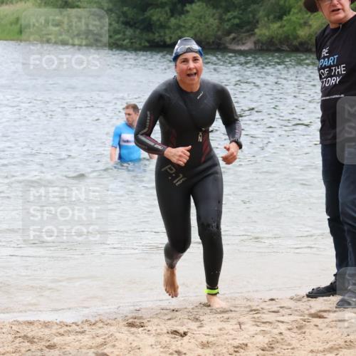 21.06.2025 - 27. Vierlanden-Triathlon Lena Gebhardt http://msf.ph/oto/8041393 15.06.2025 13:07:11 Schwimmen 1196, 1218 meine-sportfotos.de