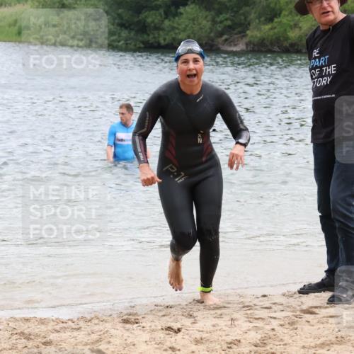 21.06.2025 - 27. Vierlanden-Triathlon Lena Gebhardt http://msf.ph/oto/8041397 15.06.2025 13:07:11 Schwimmen 1196, 1218 meine-sportfotos.de