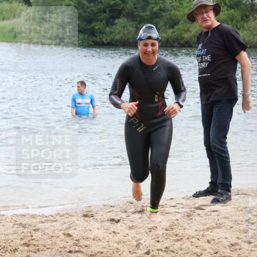 21.06.2025 - 27. Vierlanden-Triathlon Lena Gebhardt http://msf.ph/oto/8041398 15.06.2025 13:07:11 Schwimmen 1196, 1218 meine-sportfotos.de