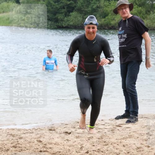 21.06.2025 - 27. Vierlanden-Triathlon Lena Gebhardt http://msf.ph/oto/8041401 15.06.2025 13:07:11 Schwimmen 1196, 1218 meine-sportfotos.de