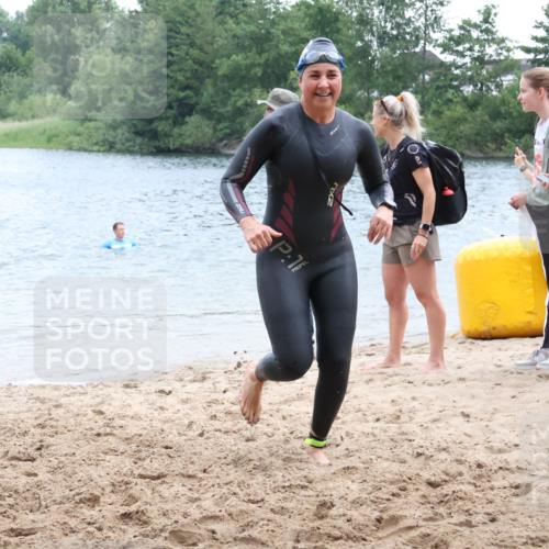 21.06.2025 - 27. Vierlanden-Triathlon Lena Gebhardt http://msf.ph/oto/8041402 15.06.2025 13:07:13 Schwimmen 1172, 1196, 1218 meine-sportfotos.de