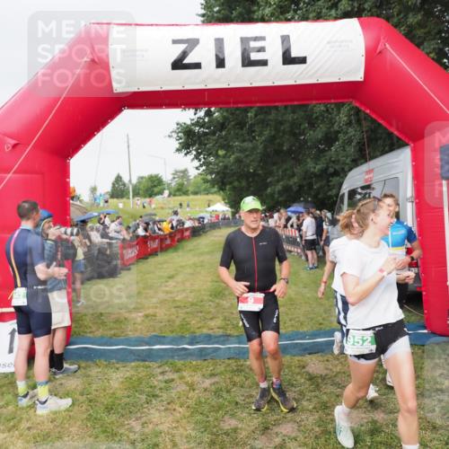 21.06.2025 - 27. Vierlanden-Triathlon MichiJ http://msf.ph/oto/8041404 15.06.2026 13:29:19 Ziel 9, 952 meine-sportfotos.de