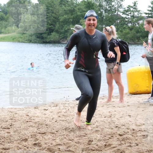 21.06.2025 - 27. Vierlanden-Triathlon Lena Gebhardt http://msf.ph/oto/8041405 15.06.2025 13:07:13 Schwimmen 1172, 1196, 1218 meine-sportfotos.de