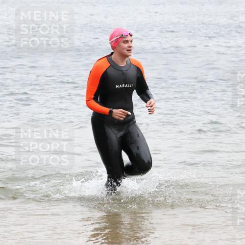 21.06.2025 - 27. Vierlanden-Triathlon Lena Gebhardt http://msf.ph/oto/8041408 15.06.2025 13:07:15 Schwimmen 1172, 1196, 1218 meine-sportfotos.de