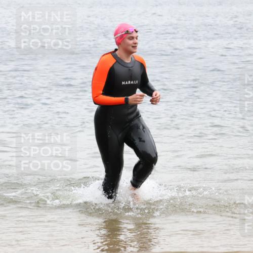 21.06.2025 - 27. Vierlanden-Triathlon Lena Gebhardt http://msf.ph/oto/8041409 15.06.2025 13:07:15 Schwimmen 1172, 1196, 1218 meine-sportfotos.de