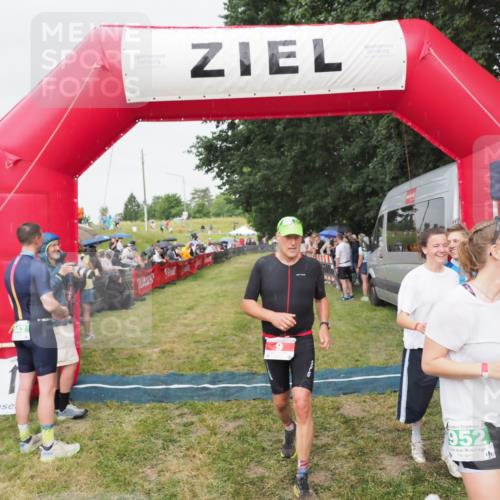 21.06.2025 - 27. Vierlanden-Triathlon MichiJ http://msf.ph/oto/8041411 15.06.2026 13:29:19 Ziel 9, 952 meine-sportfotos.de
