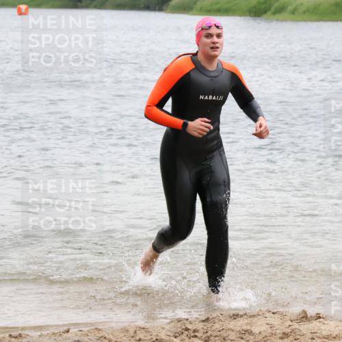 21.06.2025 - 27. Vierlanden-Triathlon Lena Gebhardt http://msf.ph/oto/8041412 15.06.2025 13:07:16 Schwimmen 1172, 1196, 1218 meine-sportfotos.de