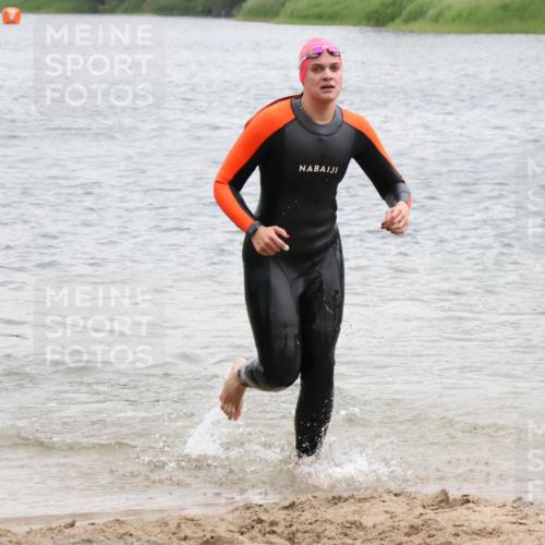 21.06.2025 - 27. Vierlanden-Triathlon Lena Gebhardt http://msf.ph/oto/8041415 15.06.2025 13:07:17 Schwimmen 1172, 1196, 1218, 1225 meine-sportfotos.de