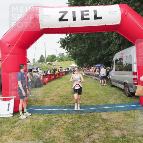 21.06.2025 - 27. Vierlanden-Triathlon MichiJ http://msf.ph/oto/8041418 15.06.2026 13:29:35 Ziel 220 meine-sportfotos.de