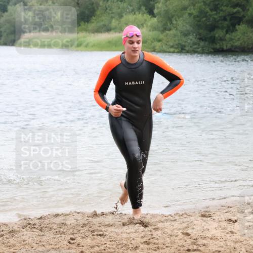 21.06.2025 - 27. Vierlanden-Triathlon Lena Gebhardt http://msf.ph/oto/8041419 15.06.2025 13:07:18 Schwimmen 1172, 1196, 1218, 1225 meine-sportfotos.de