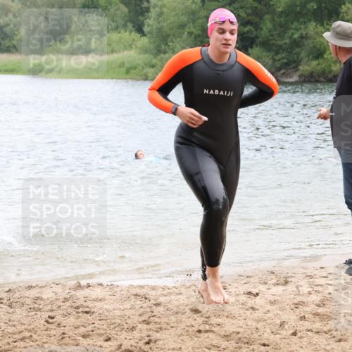 21.06.2025 - 27. Vierlanden-Triathlon Lena Gebhardt http://msf.ph/oto/8041427 15.06.2025 13:07:18 Schwimmen 1172, 1196, 1218, 1225 meine-sportfotos.de