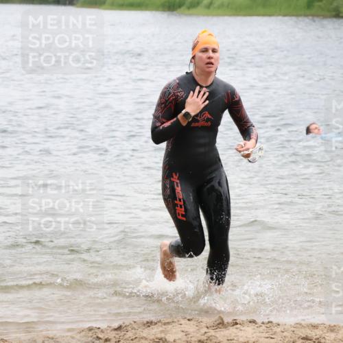 21.06.2025 - 27. Vierlanden-Triathlon Lena Gebhardt http://msf.ph/oto/8041430 15.06.2025 13:07:19 Schwimmen 1172, 1196, 1218, 1225 meine-sportfotos.de