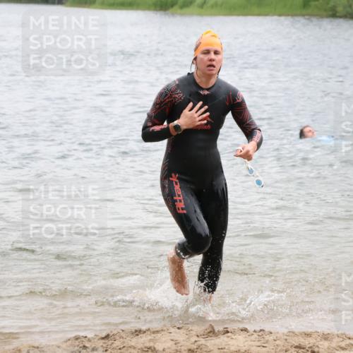 21.06.2025 - 27. Vierlanden-Triathlon Lena Gebhardt http://msf.ph/oto/8041433 15.06.2025 13:07:19 Schwimmen 1172, 1196, 1218, 1225 meine-sportfotos.de